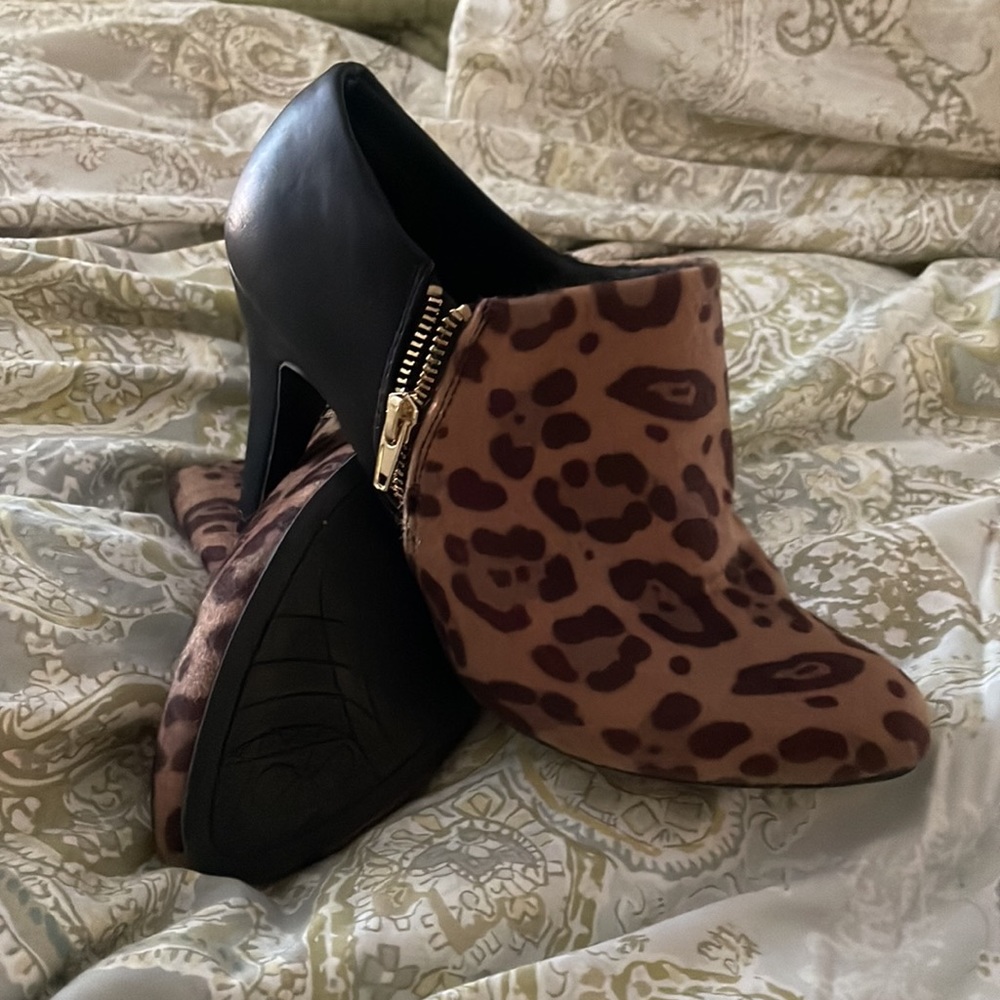 Size 9 calf hair leopard print Booty Heels by Dexflex Comfort